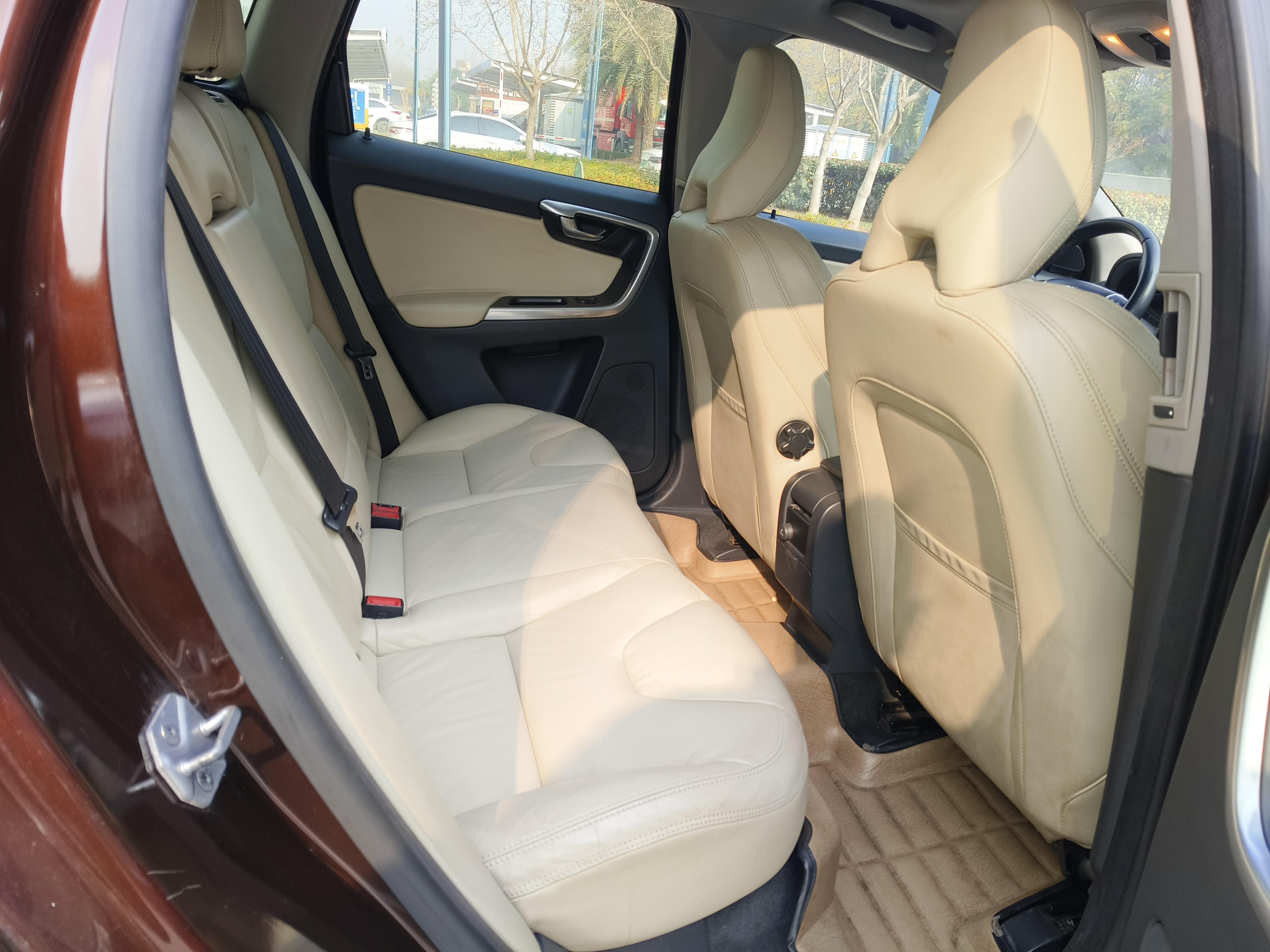 Volvo XC60 2014 thumb 10