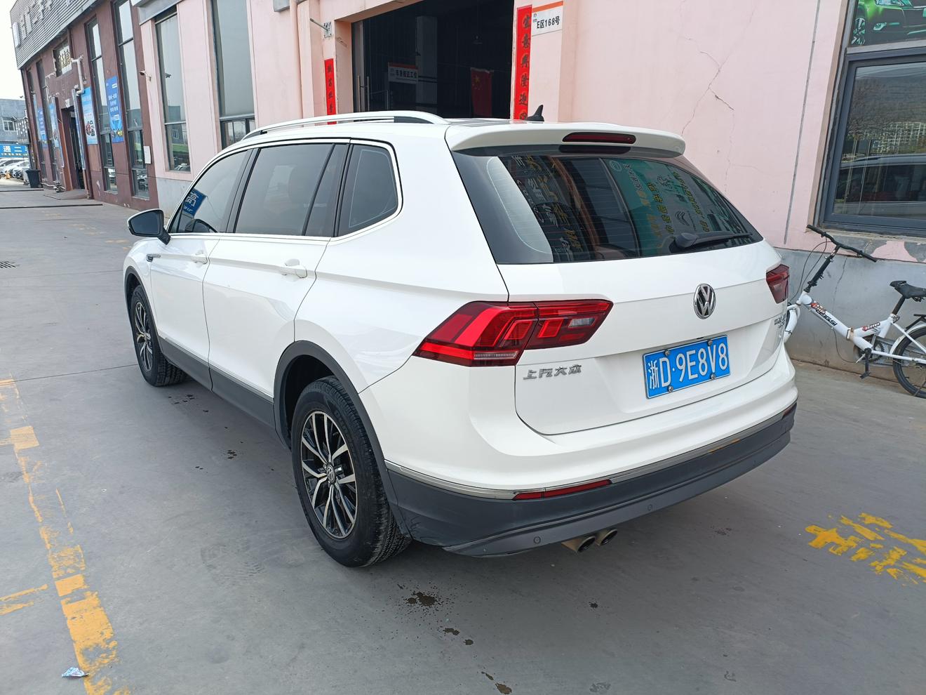 Volkswagen Tiguan 2018 thumb 2