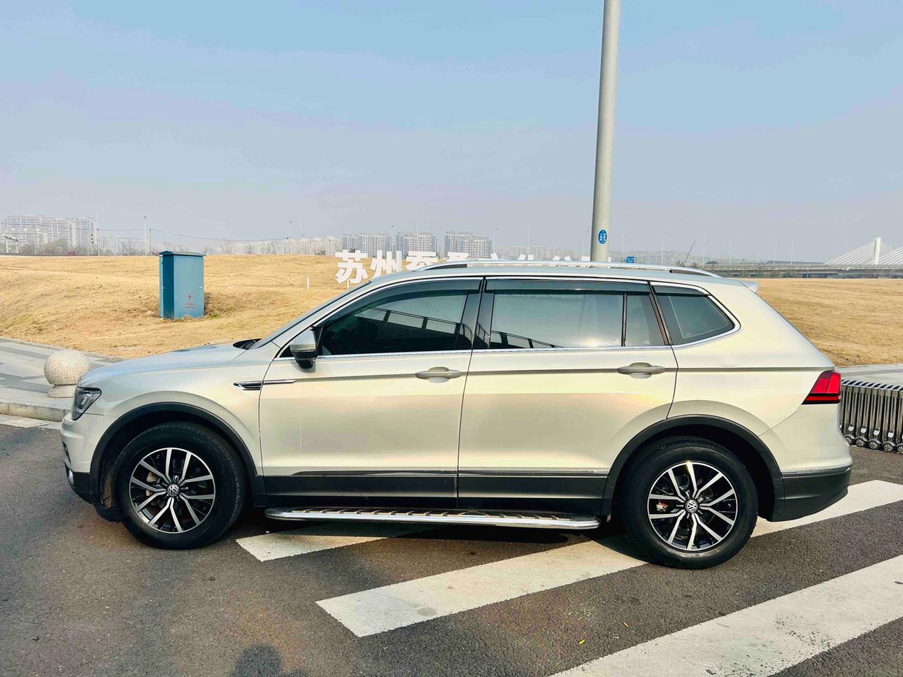 Volkswagen Tiguan 2018 thumb 2