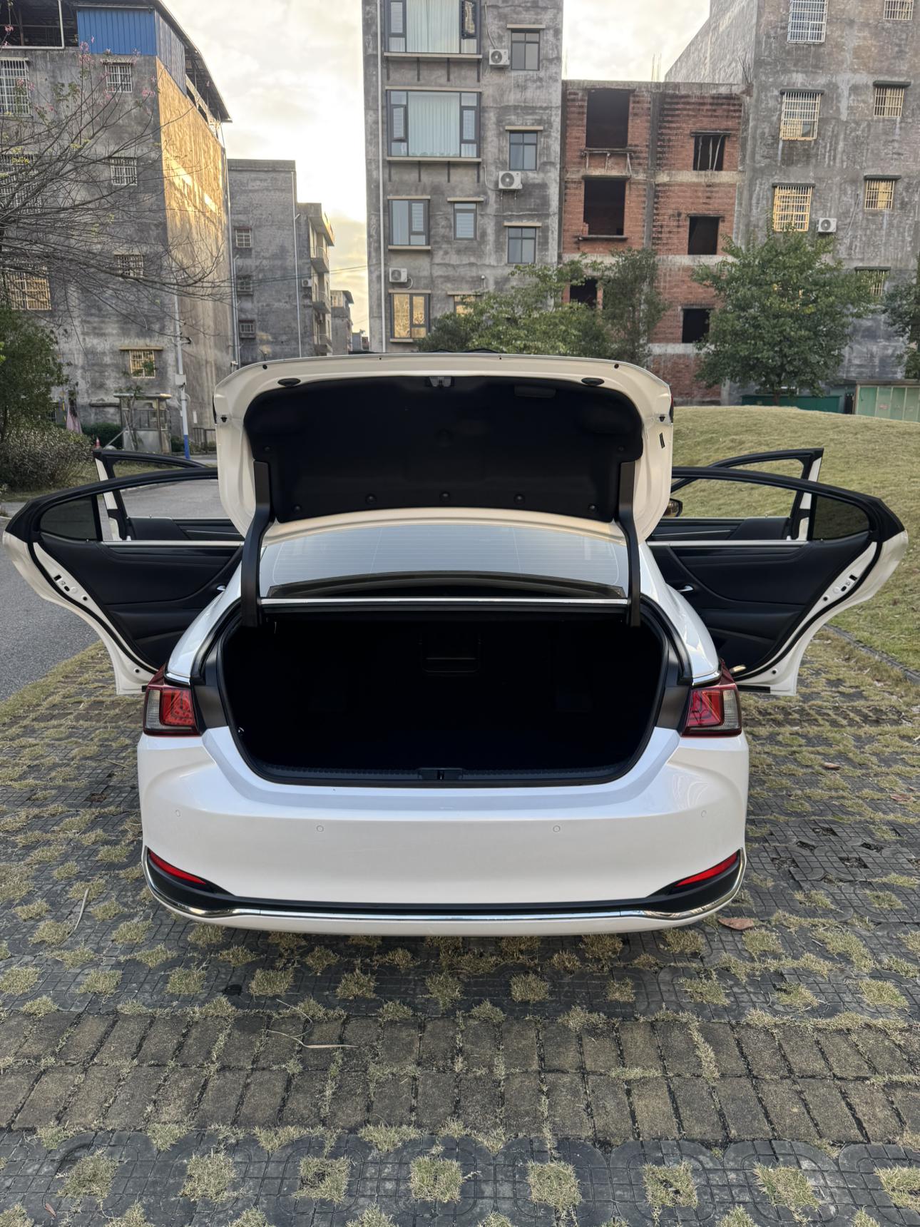 Lexus ES 2019 thumb 10