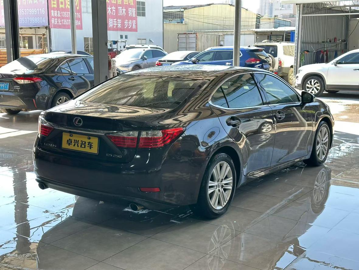 Lexus ES 2014 thumb 11