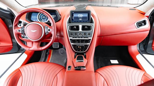 Aston Martin DB11 2022 thumb 3