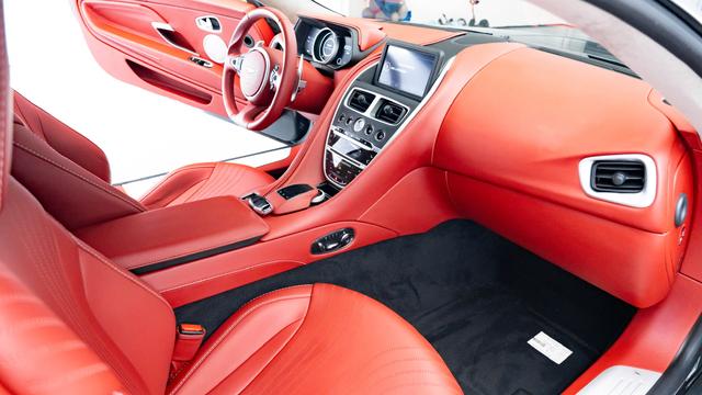 Aston Martin DB11 2022 thumb 5