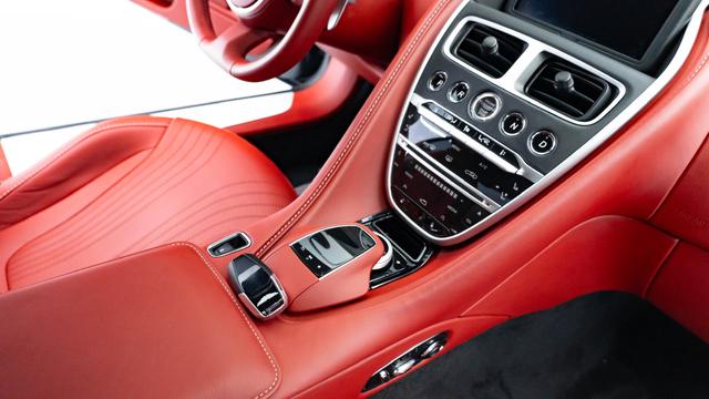 Aston Martin DB11 2022 thumb 6