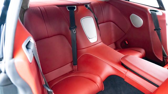 Aston Martin DB11 2022 thumb 9