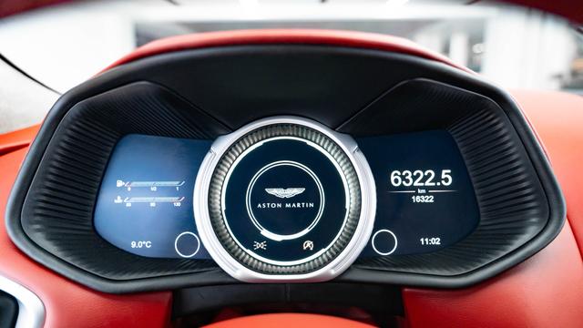 Aston Martin DB11 2022 thumb 10