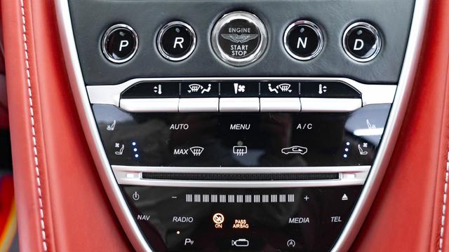 Aston Martin DB11 2022 thumb 11