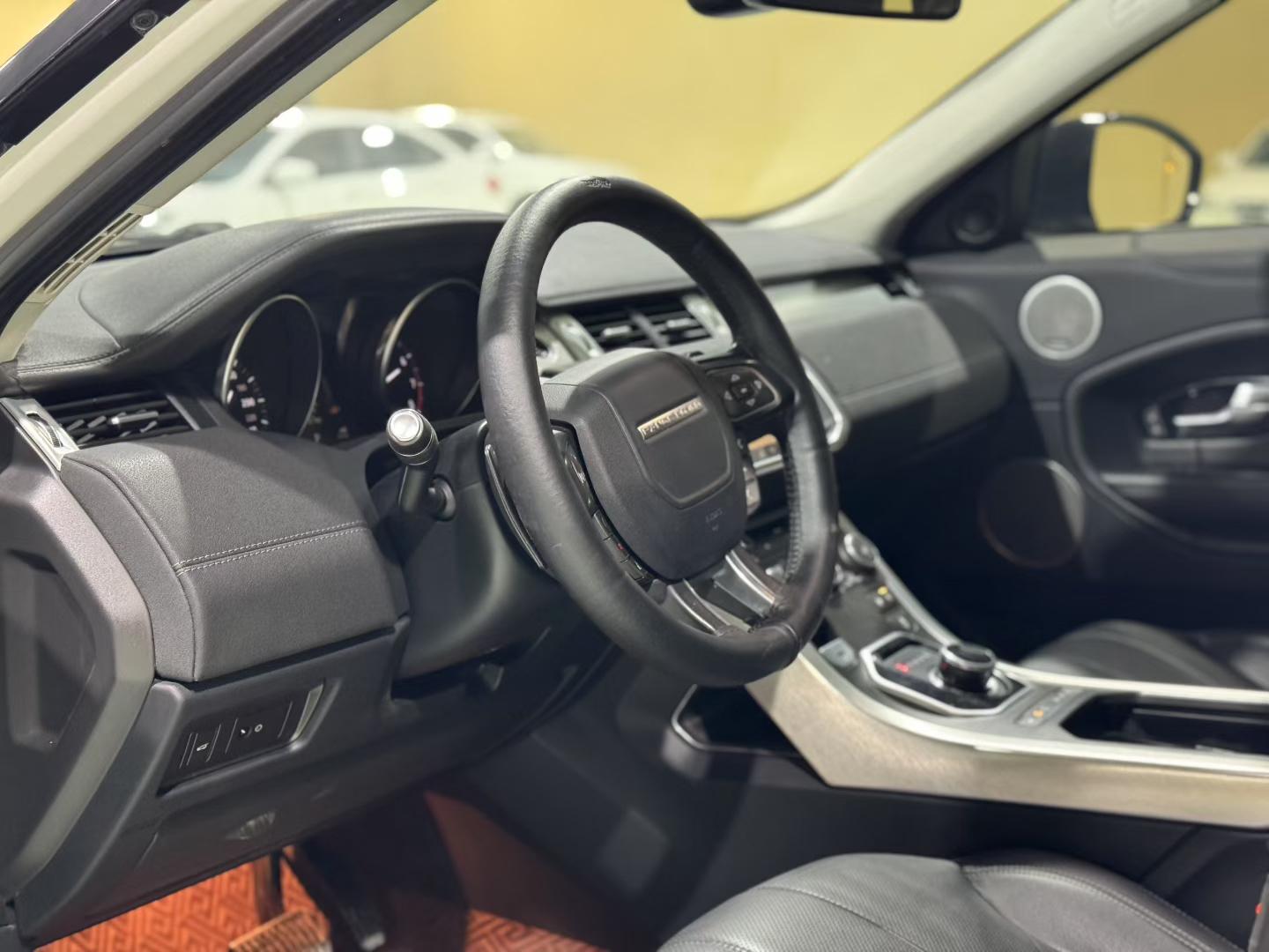 Land Rover Range Rover Velar 2017 thumb 6