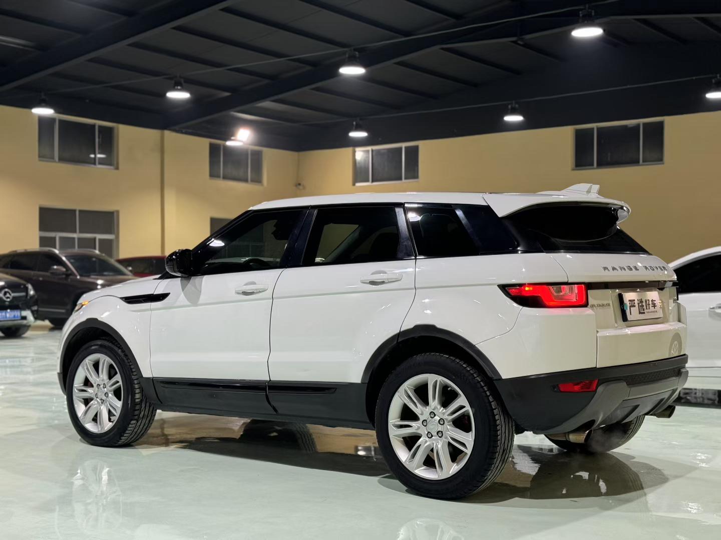 Land Rover Range Rover Velar 2017 thumb 12