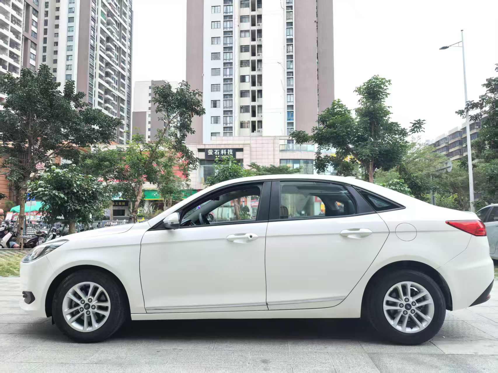 Ford Focus 2019 thumb 2