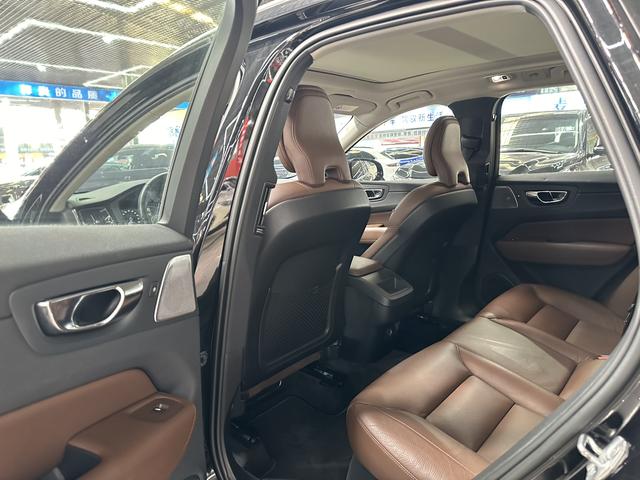 Volvo XC60 2019 thumb 2