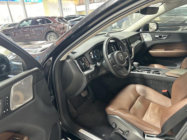 Volvo XC60 2019 thumb 3