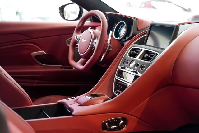 Aston Martin DB11 2023 thumb 2