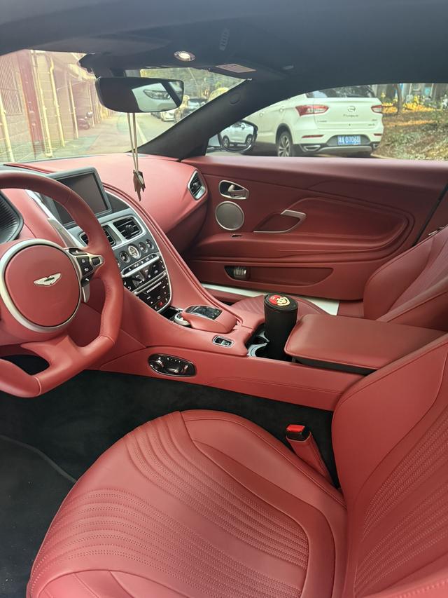 Aston Martin DB11 2023 thumb 4