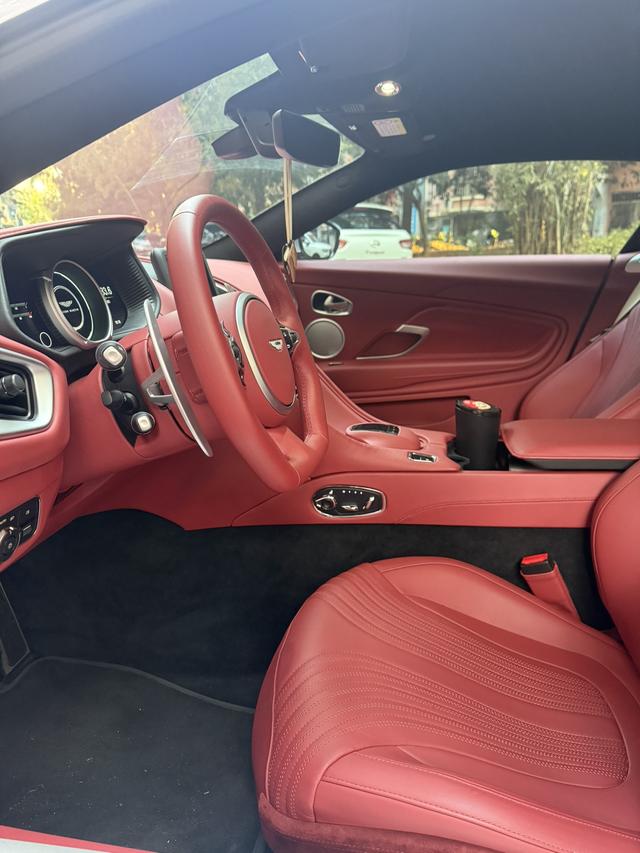 Aston Martin DB11 2023 thumb 5