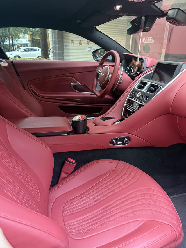 Aston Martin DB11 2023 thumb 7