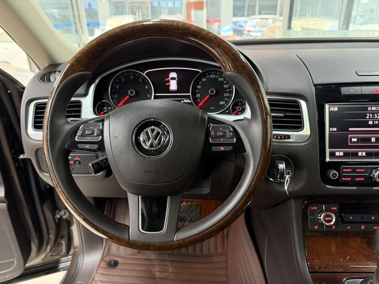 Volkswagen Touareg 2013 thumb 5