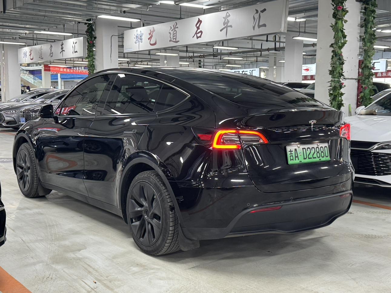Tesla Model Y 2024 thumb 2