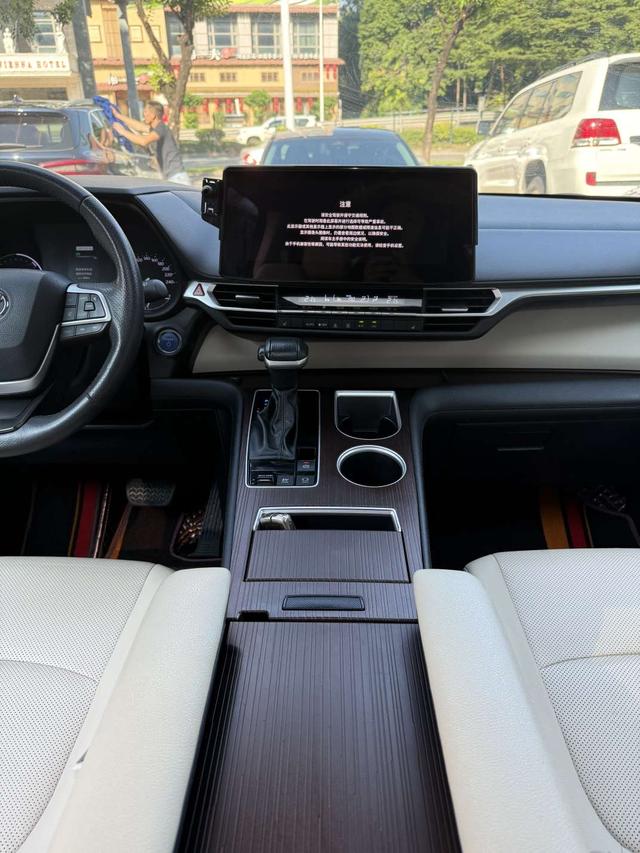 Toyota Granvia 2024 thumb 2