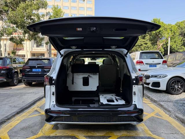Toyota Granvia 2024 thumb 6