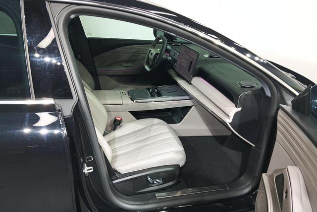 Geely Galaxy 8 PHEV 2025 thumb 3