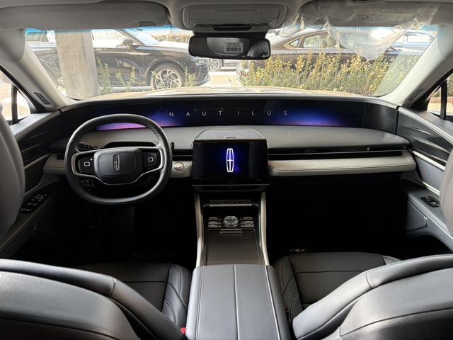 Lincoln Navigator 2025 thumb 4