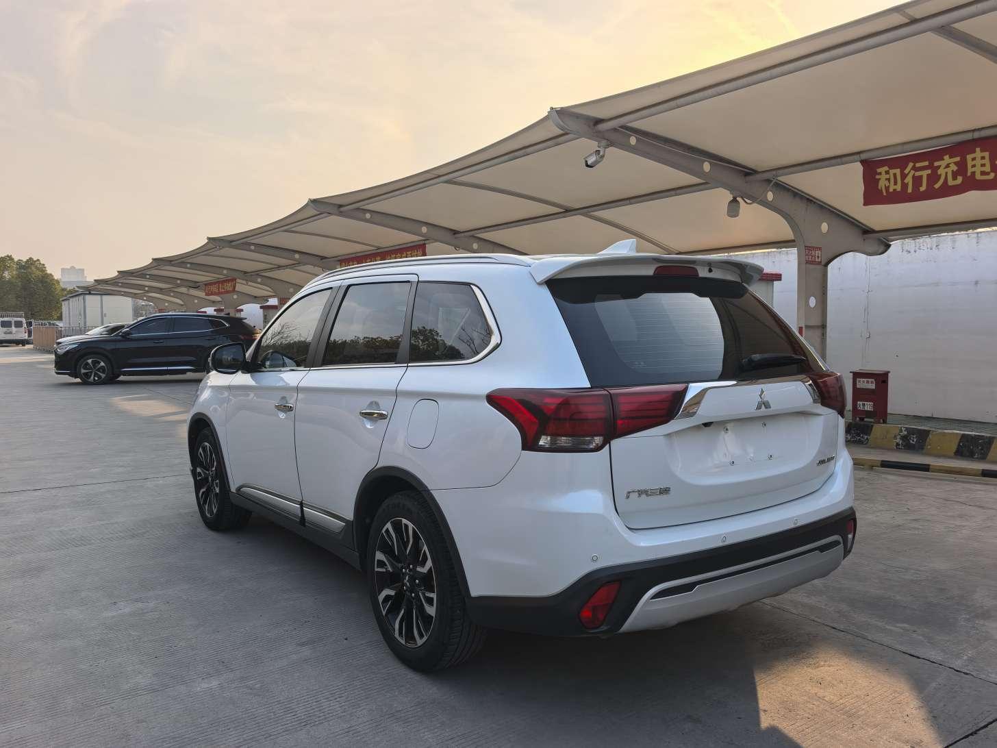 Mitsubishi Outlander 2020 thumb 3
