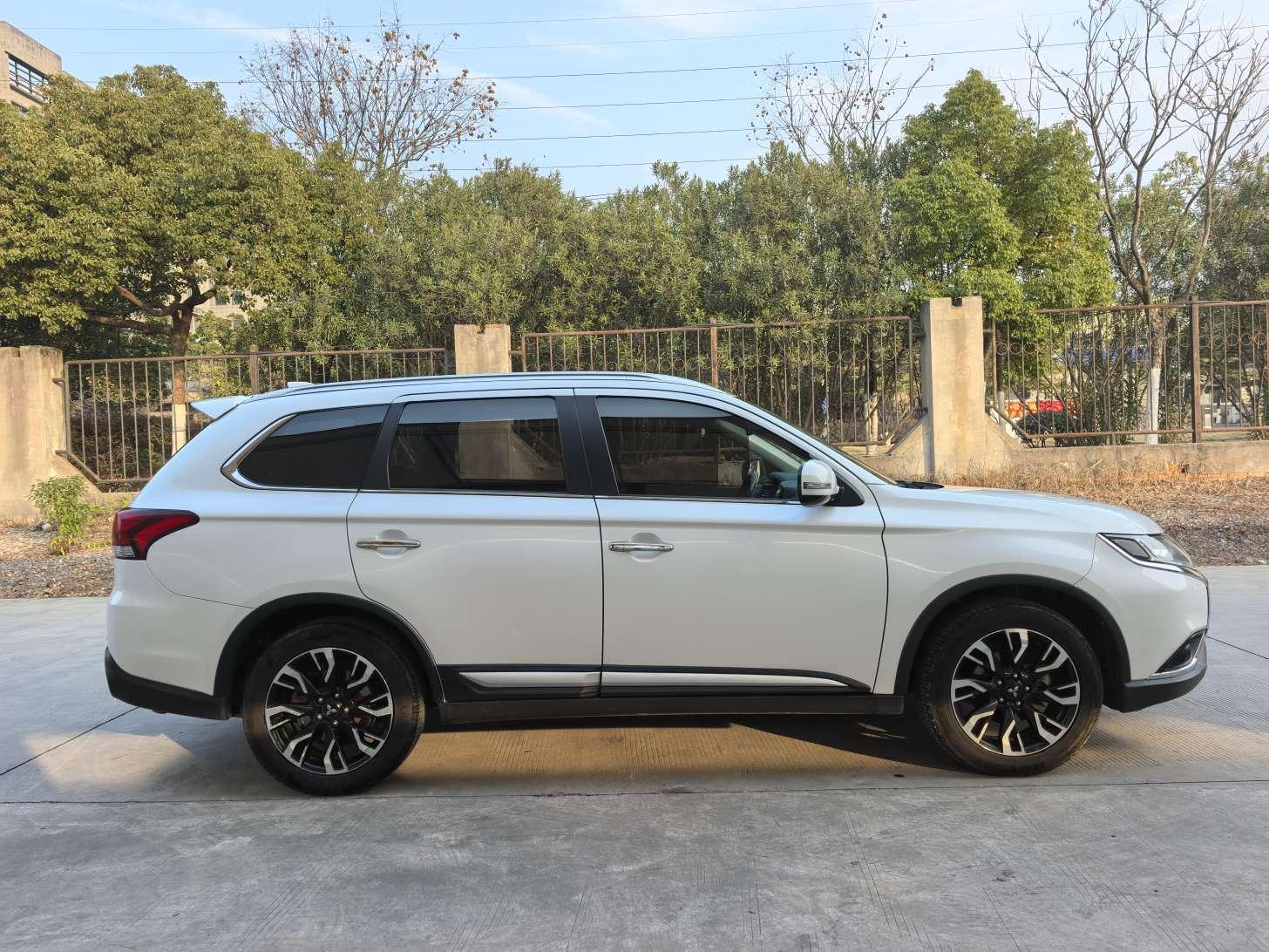 Mitsubishi Outlander 2020 thumb 6