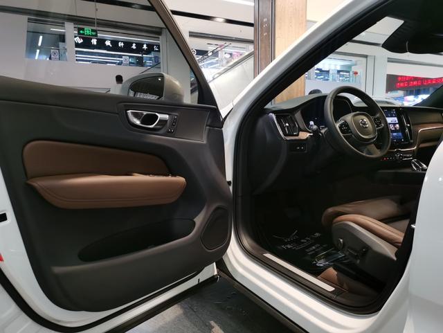 Volvo XC60 2025 thumb 2