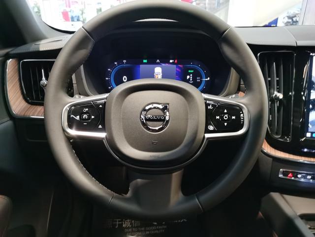 Volvo XC60 2025 thumb 8