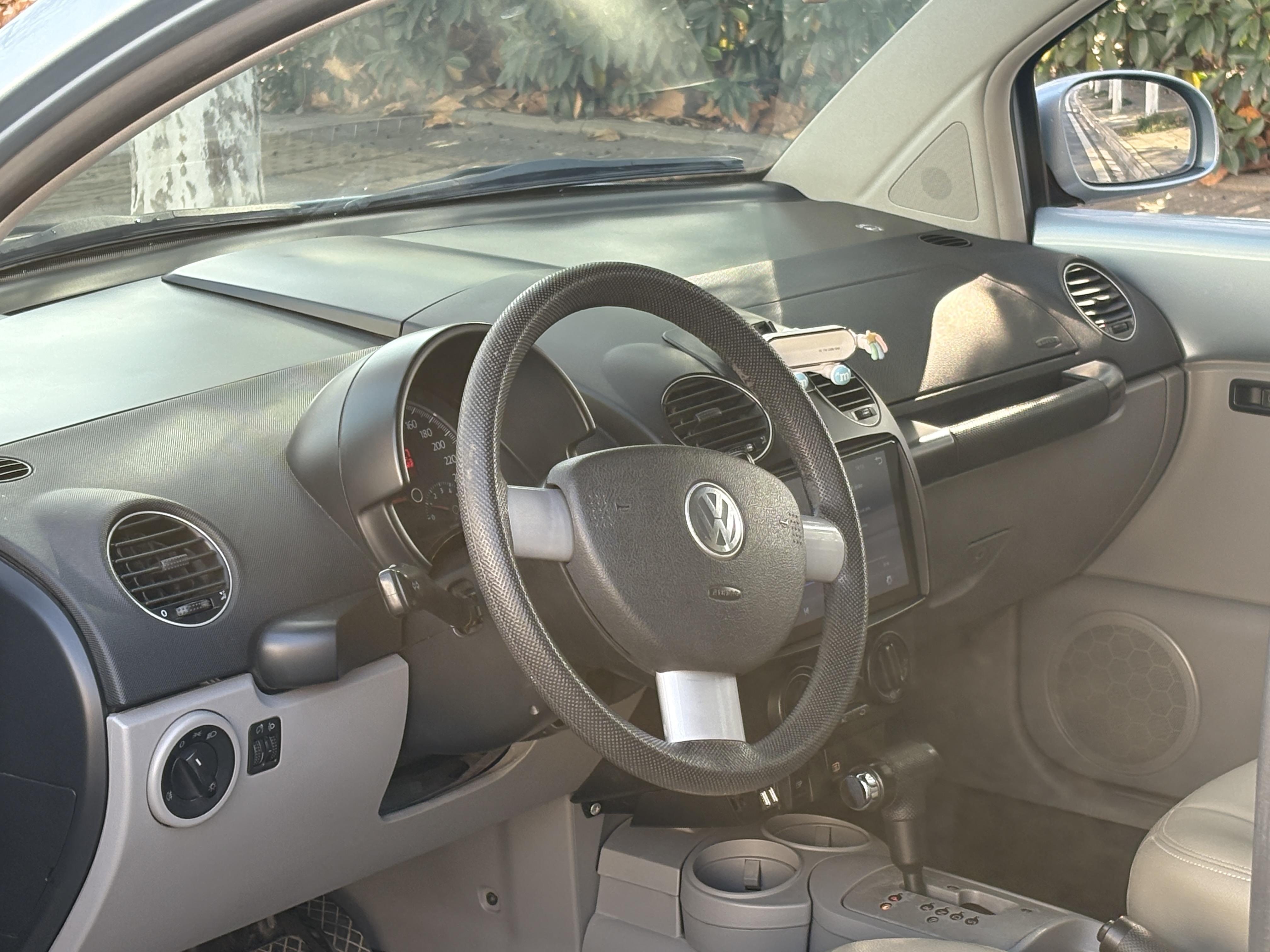 Volkswagen Beetle 2011 thumb 8