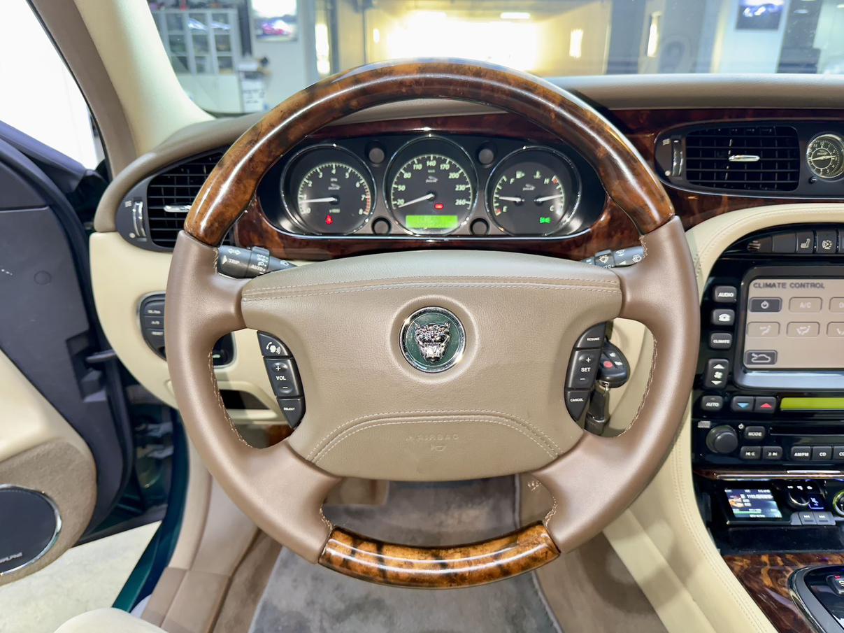 Jaguar XJ 2006 thumb 12