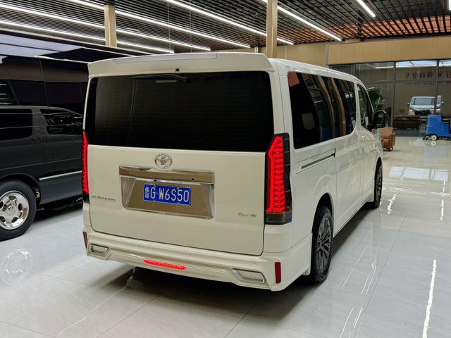 Toyota HiAce 2024 thumb 2