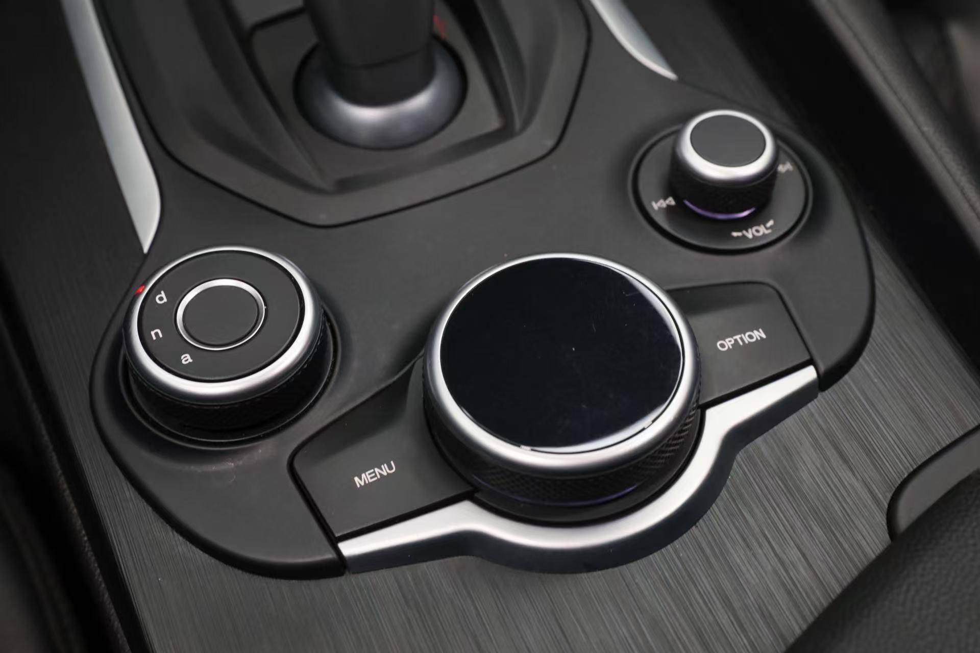 Alfa Romeo Giulia 2017 thumb 6