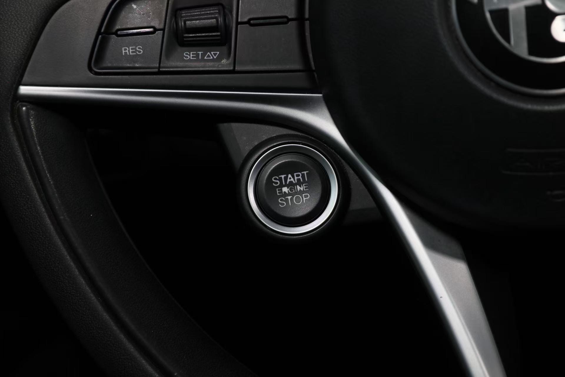 Alfa Romeo Giulia 2017 thumb 8