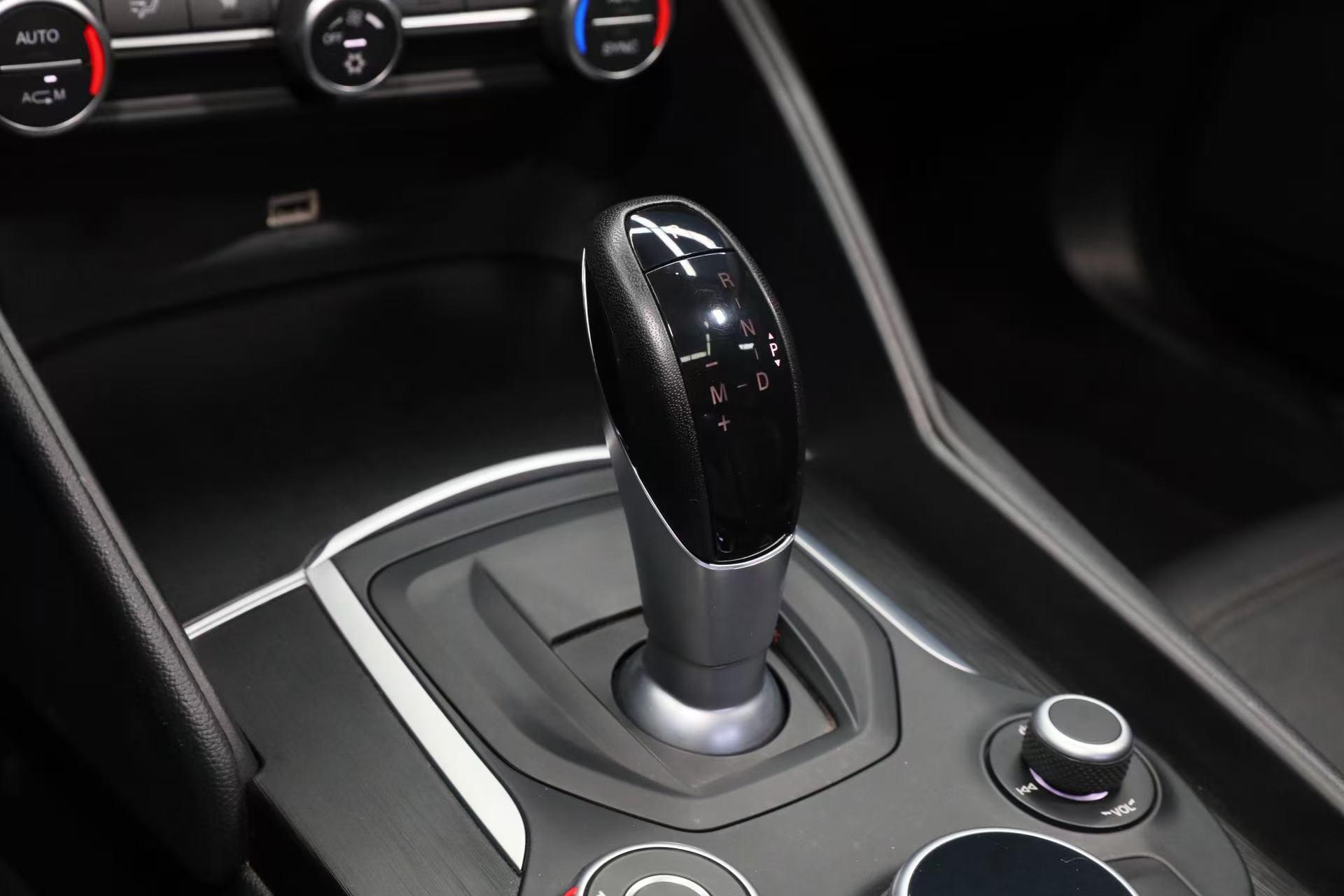 Alfa Romeo Giulia 2017 thumb 11