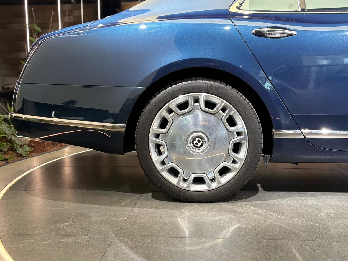 Bentley Mu Shang 2013 thumb 5