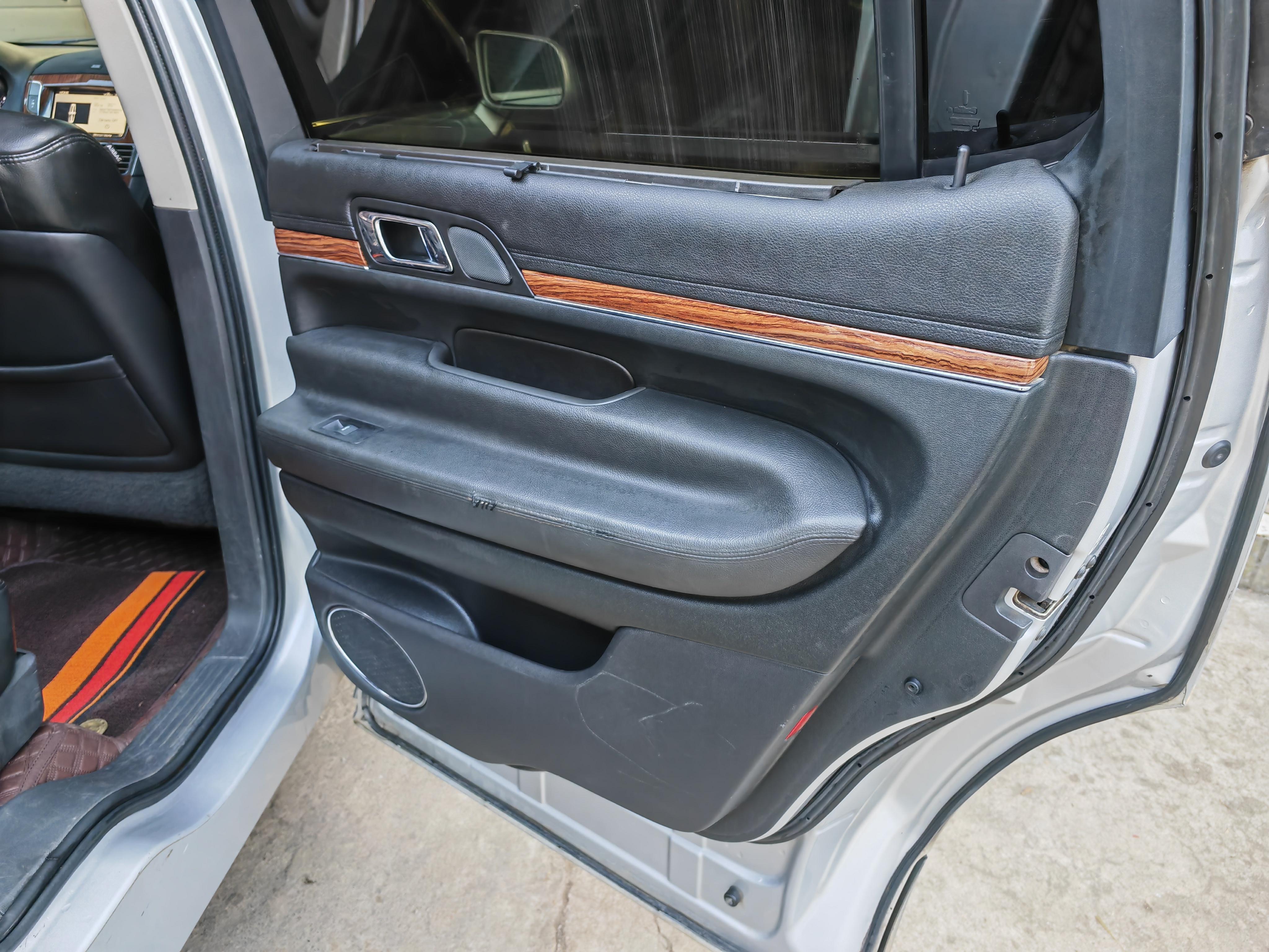 Lincoln MKT 2011 thumb 8
