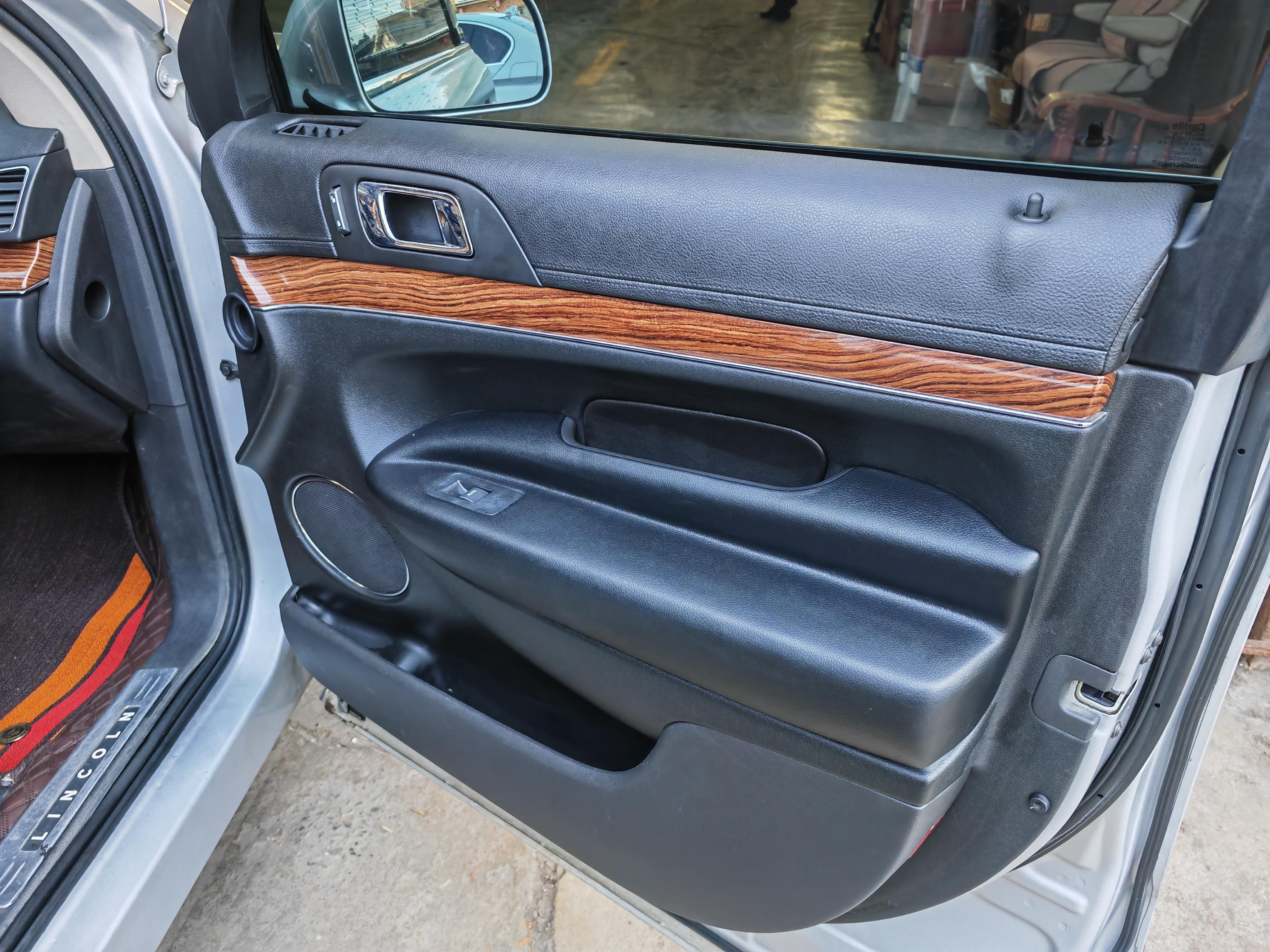 Lincoln MKT 2011 thumb 9
