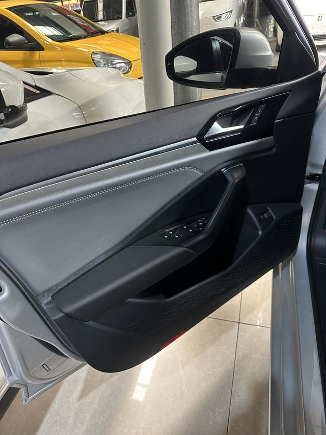 Volkswagen Sagitar 2022 thumb 8