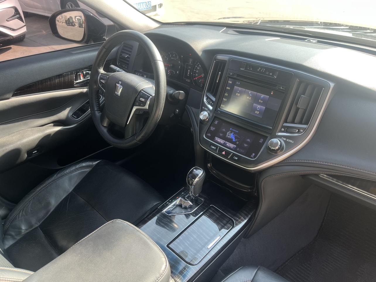 Toyota Crown 2016 thumb 4