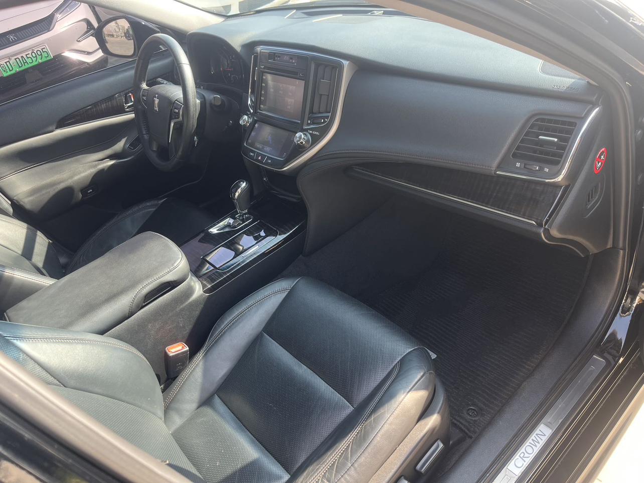 Toyota Crown 2016 thumb 12