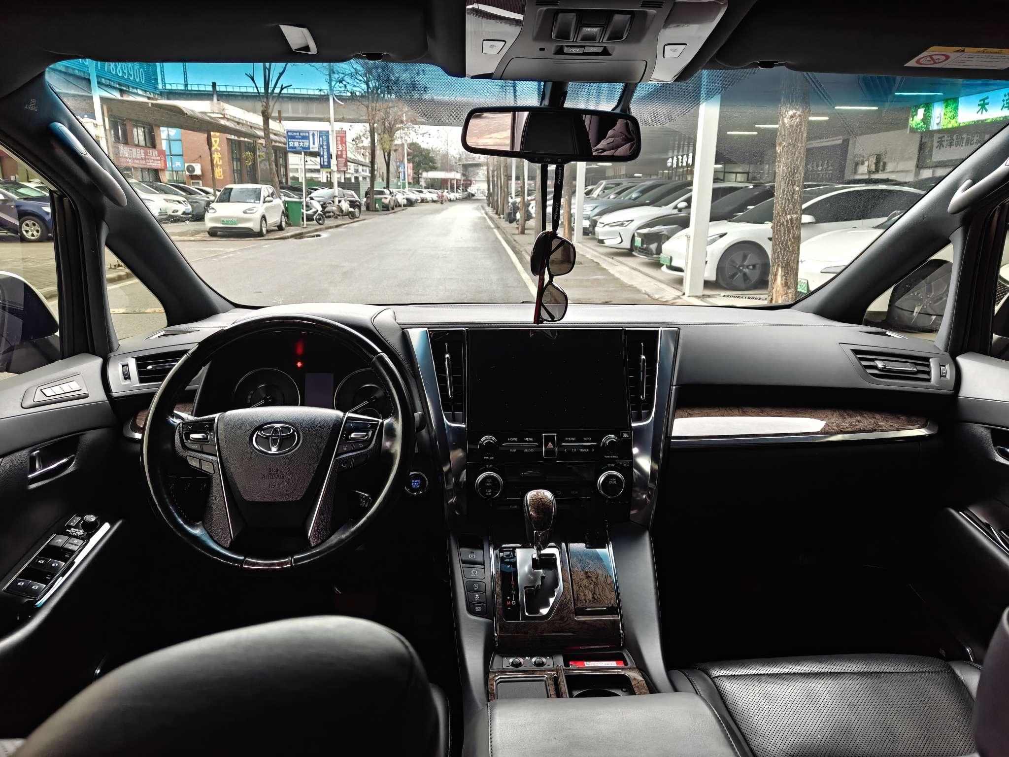 Toyota Alphard 2018 thumb 6