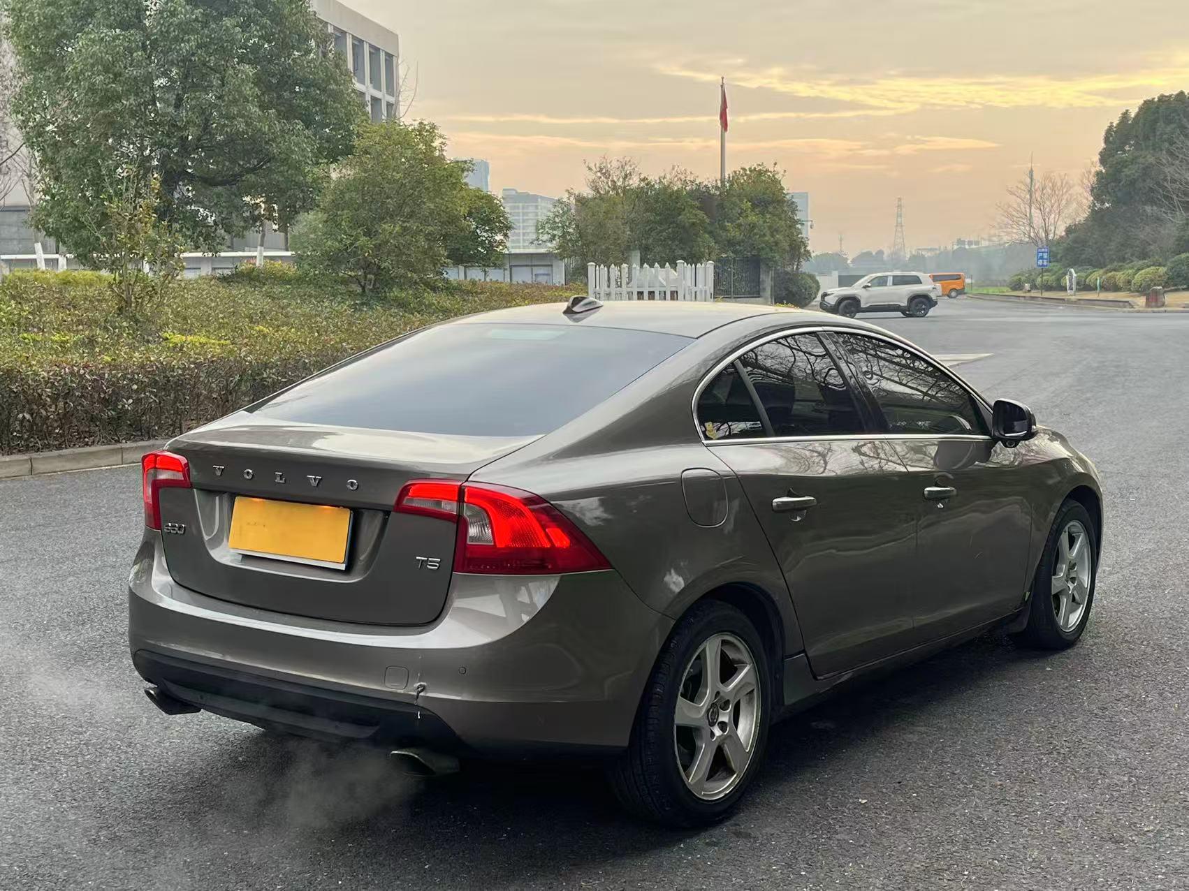 Volvo S60 2012 thumb 5