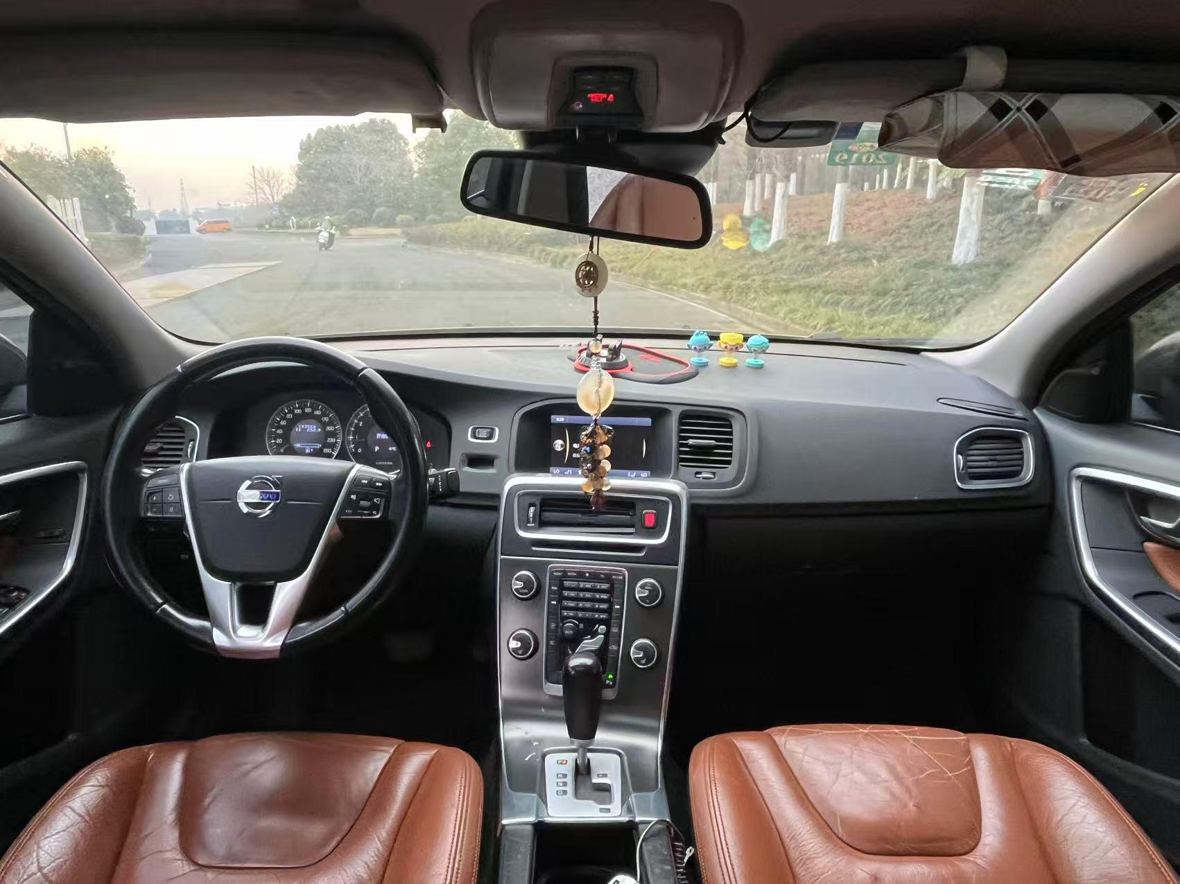 Volvo S60 2012 thumb 6