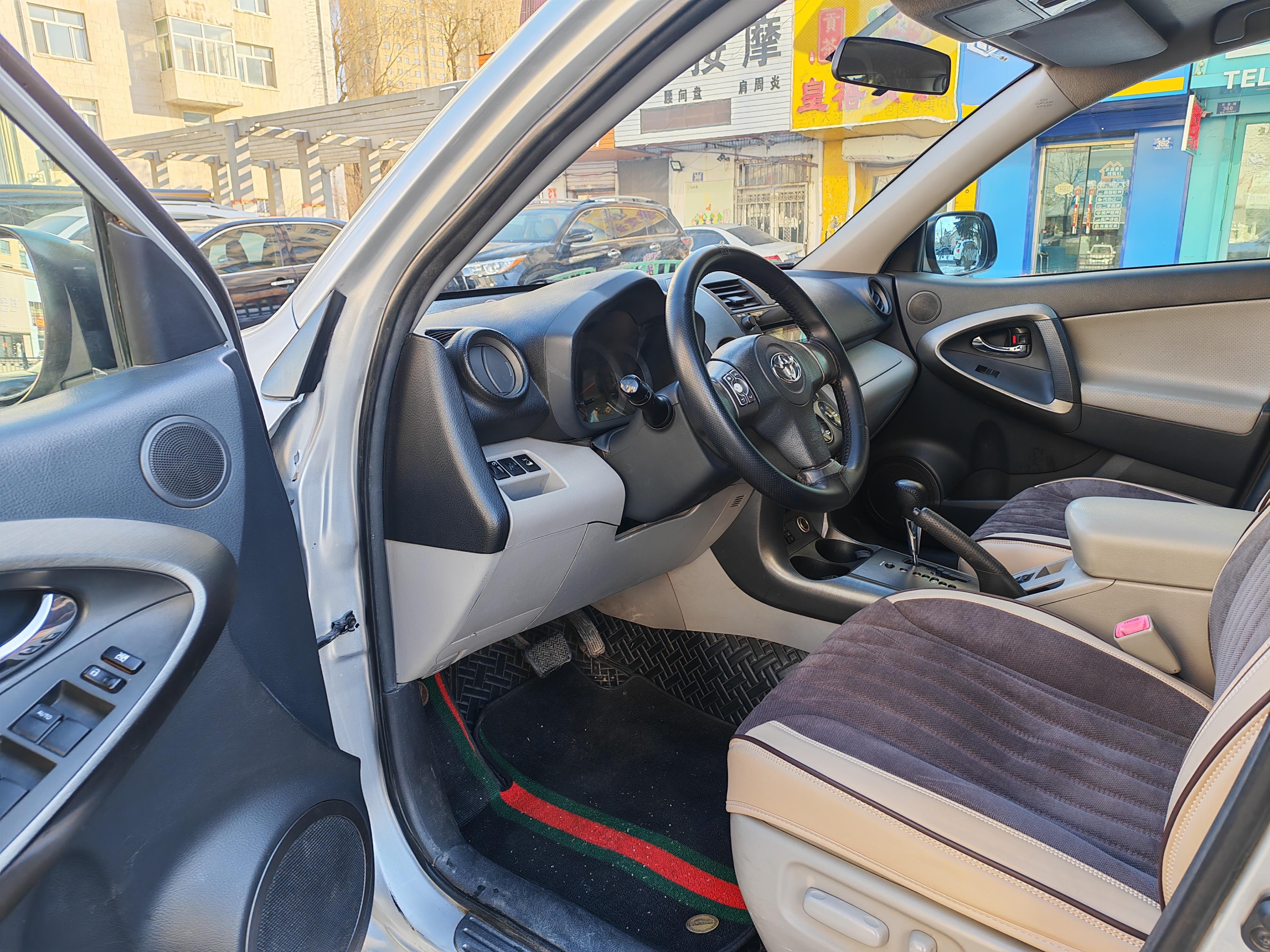 Toyota RAV4 2010 thumb 6