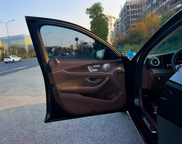 Mercedes-Benz E-Class 2022 thumb 2