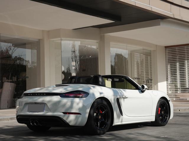 Porsche Cayman 2020 thumb 3