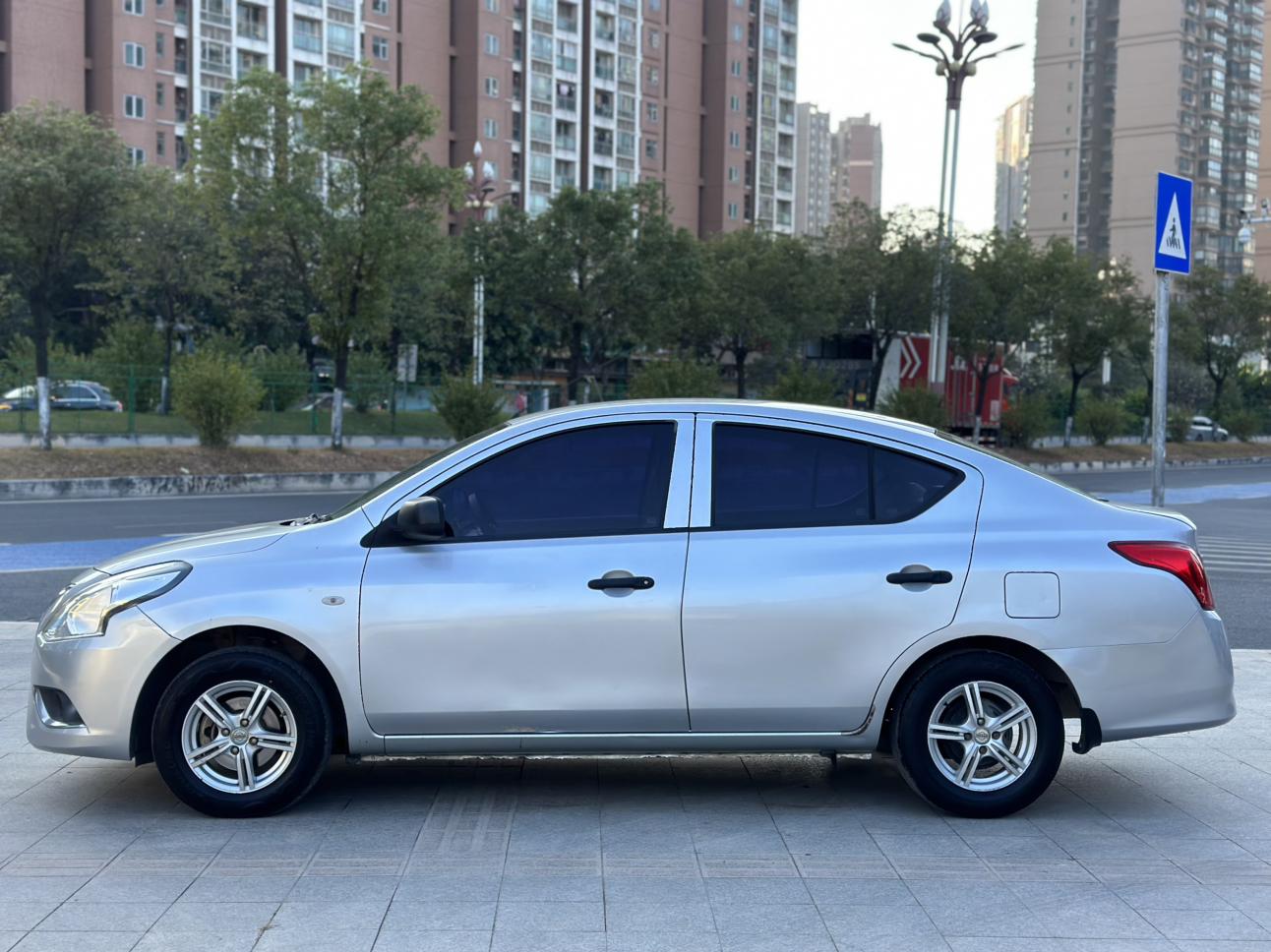 Nissan Sunny 2015 thumb 2