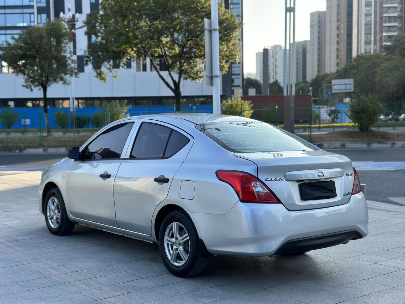 Nissan Sunny 2015 thumb 3